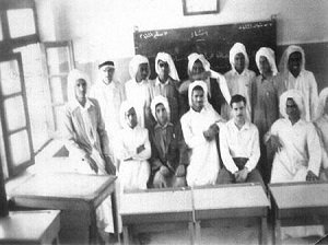 طلاب المعهد الديني في بداية انطلاقته في 15 مايو 1959 ، ويظهر في الصورة من اليمين : صالح العمر ، مدرس الفصل ، محمد صالح المنصور ، محمد الحريص ، ثامر الحميدة ، محمد يوسف الرومي ، ، وقوفا من اليمين : أحمد سلمان الرومي . غير معروف ، عبدالرحمن الخضري ، الشيخ راشد الحماد ، أحمد بوقصيدة (يمني) ، محمد عبدالله العيسي ، محمد رفيع حظي موقع تاريخ الكويت
