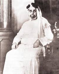 الشيخ يوسف بن عيسى القناعي (1879-1973م) رائد النهضة الثقافية والتعليمية في الكويت، أسّس أولى المدارس النظامية وساهم في الإصلاح الديني والاجتماعي.
